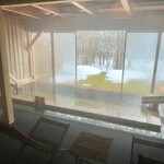 都わすれ - 部屋の露天風呂　(まるでプール。目の前は雪山と川)