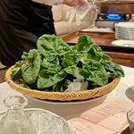 都わすれ - ちぢみほうれん草　(寒さで糖を蓄えたほうれん草を目の前でサッとゆがいて出汁醤油でいただきます。本当に甘くて感動。自然の恵みです)