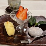 都わすれ - クリームチーズ入り大福、いちご(やよいひめ)、りんご