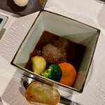 都わすれ - 秋田産牛のビーフシチュー　(箸を入れるとホロホロと崩れる牛肉。デミグラスソースもまろやか)