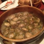 プエブロ青山 - 名物その2、マッシュルームのオリーブオイル焼き。竹串でマッシュルームを刺してアツアツのうちにいただきます。