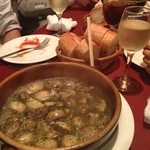 プエブロ青山 - ある程度マッシュルームが無くなってきたら、パンをダイブさせてガーリックオイルを楽しみます。