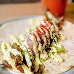 TANDEY - プリプリの海老にアボガド、レタスにマヨソース、サルサ。美味しいに決まってます。