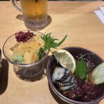 はこだてマルカン漁業部 海がき 本店 - 左)生ウニ小鉢    右)なまこ酢