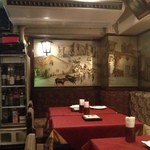 プエブロ青山 - 左端のストッカーには、ワインが所狭しと。店内はゆったりしています。テラス席は喫煙可能です。