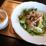 Niku Baru Ando Omuraisu Aravo Toru - サラダ・スープ