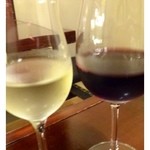 赤坂馳走咲楽 - 其々白ワインと赤ワインを無料で頂きました。
