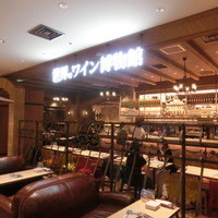 世界のワイン博物館 グランフロント大阪店  - 通路から店内が見える開放的な造りである。