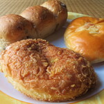 バックハウスイリエ - 料理写真:ビーフカレーパン＆ラムレーズンパン＆クリームパン