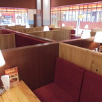 喫茶珈琲店 ピノキオ - 店内　木製の仕切りがあるボックス席