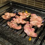 焼肉ホルモンあさひ - タン食べ比べ