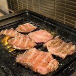焼肉ホルモンあさひ - タン食べ比べ