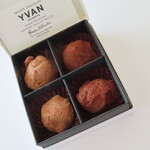 大丸 - 料理写真:2025年限定 イヴァントリュフ4個入り　ミルク（左）ダーク（右）