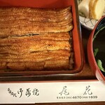 尾花 - 美しい焼き色、整然とお重に盛られている