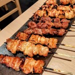 燒鳥酒場 武州屋 - 外して食べられるよう二股の専用フォークが添えられます