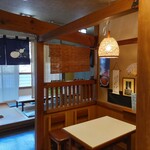 魚仲 - 店内（入口方向）