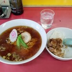  中華料理 吾作 - 途中　全体図。