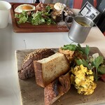 No.4 - 3種のデリとパンのプレート