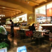 世界のワイン博物館 グランフロント大阪店  - 開放的ながらも落ち着いた内装と雰囲気である。