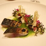 ラ・ベ - 鯖のフルールドセルとサラワクペッパーマリネ 炭火焼き セロリとレフォールクリーム 野菜コンフィ 柑橘類のビネグレット