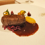 ラ・ベ - 鹿ロースのロティ コーヒーバター ソースポワブラード