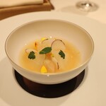 ラ・ベ - 帆立貝柱のマリネとブイヨン 食感の異なる蕪 柚子