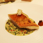 ラ・ベ - 金目鯛のポワレ 白いんげん豆のラグー ティオペペと海藻バター風味のフュメ