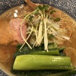 麺屋 MARUHIDE - 塩そば
シャキシャキの小松菜がいいアクセント
脂の膜があるスープはあっさり味
チャーシューも美味しかったです♪