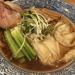 麺屋 MARUHIDE - ワンタン麺(中華そば)
トゥルントゥルンのワンタンが美味しかったです♪