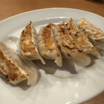 麺屋 MARUHIDE - 餃子
ギリギリ1口で食べられるくらいの大きめ餃子
タレなしでそのままで食べられる好みの味でした