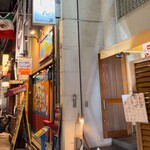 いざかや しん - お店は飲食店が立ち並ぶビルの2階にあります(o^^o)