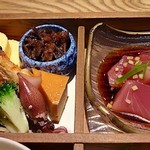 味 竹林 - 玉子に牛肉の佃煮に海老に野菜、ほたるいか、魚の煮物、右にはよこわまぐろの漬けなど盛りだくさんです
