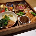 味 竹林 - 手前には野菜の含め煮と、白身魚のフライが入っています