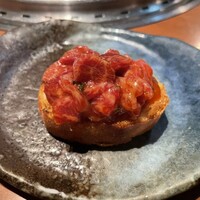 生粋 - 炙ったブルスケッタにユッケ。この組み合わせはとても素敵。