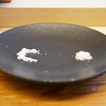 鮨おばな - 敢えて初めから満月と新月の塩を添えてあります。 形でどちらなのか一目瞭然。