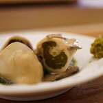 鮨おばな - 青のりに抱かれた身を噛みしめると、海を感じさせる磯感のなかグッと主張する身の旨味。 柚子胡椒のえんみと香りで引き締めても美味しい。