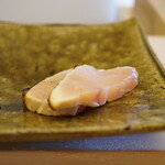 鮨おばな - ◆鰆のたたき
      パリッとした皮目には抜群の薫香を纏わせると、咀嚼の度に絶えず鼻から抜けていく香りと身の旨味が見事に合致！一口で味覚を鷲掴みにさせるほどに美味い！