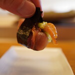 鮨おばな - きゅうりの清涼感とひものコリッとした食感に浮かんでくるミネラルと香り。 海苔の風味と胡麻の乾いた香りを一つにしながら、心地よい磯感が味わいをつくる。