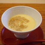 鮨おばな - ◆このわたの茶碗蒸し
      香りとえんみで忍ばせてあるシャリと交錯して着地する旨さ。 後味と醸す香りがお酒をグッと誘いだすズルい一品。