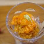 鮨おばな - シャリの輪郭と酸味が雲丹の香りを味わいに相乗させ、貝殻のスプーンの優しい口当たりと共に濃厚な旨味で一口を沁み入る味わいへとグッと満たす。