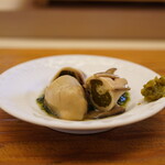 鮨おばな - ◆煮牡蠣
      しっかり沸騰させて煮立てた安心の牡蠣。お好みで添えられた柚子胡椒で。