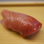 鮨おばな - 歯の踏み込みで一気にアクセル全開に弾ませる華やかな一体感！！ 止まらない甘旨味を滲ませながらシャリと同化して膨らんでいく美味さ！