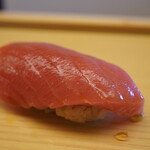 鮨おばな - しなやかに滑るような口当たりと、口内の温度で溶け出すように溢れる甘みと香り。そのままシャリと同化すれば強かな旨味へと着地させる。