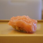 鮨おばな - ◇甘エビ
      ペースト状の甘エビと生身を組み合わせた、これまた凄い発想の握り。