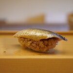 鮨おばな - ◇鰯（岩手）
      口当たりと舌触りに一切の小骨を感じさせない酢〆で、カドのないとろける旨さが際立ち、膨らむ旨味と抜ける風味の一体感に悶絶。