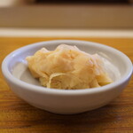 鮨おばな - ◆ガリ
      ギュッと絞ったような乾いた口当たりながら、その酸味で引き出される口の潤い。辛さのリセット力も強くお酒ともマッチさせるガリ。