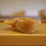 鮨おばな - ◇平貝
      スッと歯切れすると醤油が滲んでシャリとの交わりに浮き立つ旨味。 平貝の味の引き出し方を熟知しているからこその一貫。