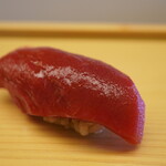 鮨おばな - シャリの酸味が身を醸し出すように焦点を置き、咀嚼で馴染み、そして深まっていく旨さたるや！ 赤身をも主役にさせる鮨おばなの魅力がこの一貫に込められている。