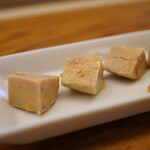 鮨おばな - 口に入れた瞬間に固形でいられなくなるあん肝。そのまま脆く口どけていくと一瞬の旨味のピークを放つ！ その味わいは少しのえんみ寄りで、名店で感じる特別なあの味そのもの。