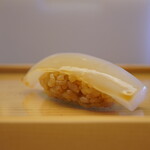鮨おばな - ◇スミイカ
                                しっとり且つサクサクと噛み進めていけば、醤油に引き立つ身の味わいをシャリと一体にしてねっとり落ち着く旨さに着地させる。 ネタの持ち味や魅力を素直に魅せてくれる握り。